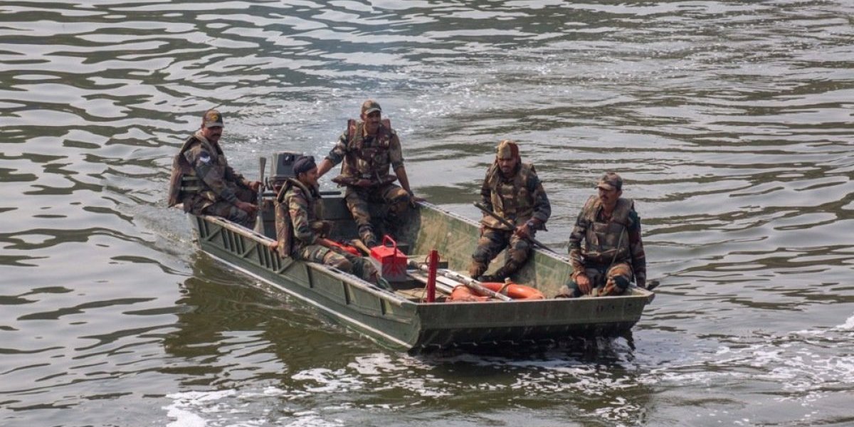 Srušio se most u Indiji, ima mrtvih! Strašni snimci sa zapada zemlje, reka odnela 25 ljudi! (VIDEO)