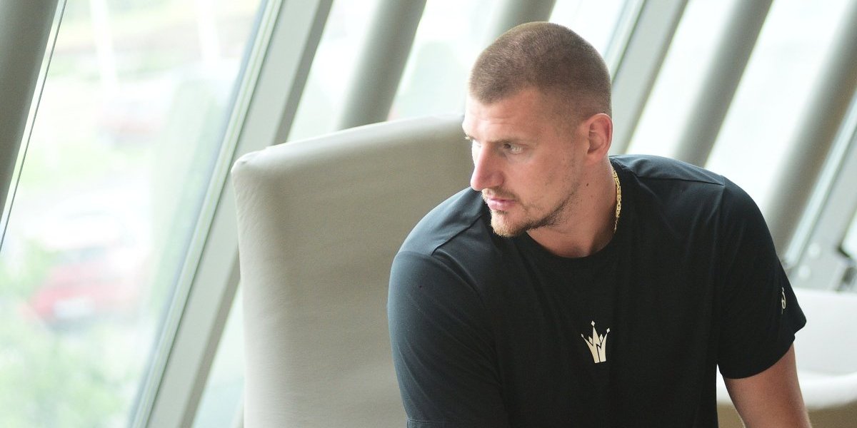 Dogovaraju film ili? Jokić uslikan pored čuvenog reditelja - uz meze i rakiju (FOTO)