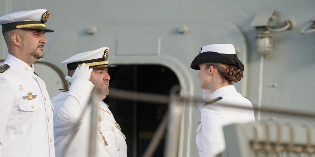 Princeza Leonor de Borbon u mornaričkoj uniformi: Zanosna lepota buduće španske kraljice (FOTO)