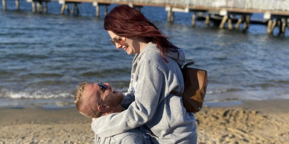 Ima odnos sa malim muškarcem i tvrdi da je on u krevetu živa vatra: Viša je od muža 15 centimetara i privlače pažnju gde god se pojave (FOTO)