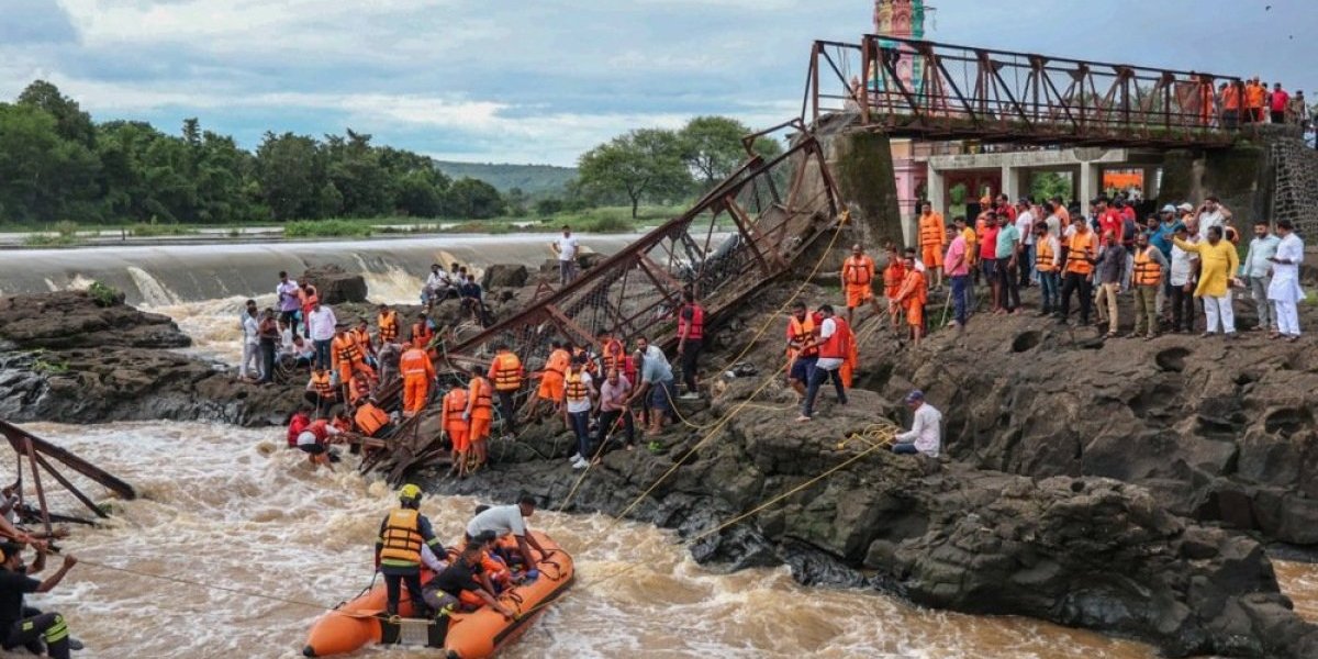 Šok detalji horora u Indiji: Turisti došli na most da posmatraju nabujalu reku, nastao pakao, raste broj mrtvih i povređenih