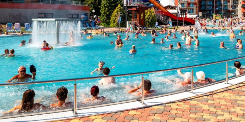 Plivao je, a onda je nastao pakao: Dečak se umalo utopio na niškom bazenu, roditelji tvrde - "Spasioci nisu ni primetili da se davi"