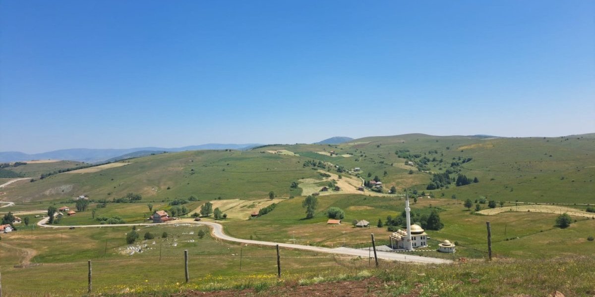 "Pošten i vredan, živeo od svog rada": Selo Tuzinje kod Sjenice nemo od bola nakon brutalnog ubistva mladog Muriza (FOTO)