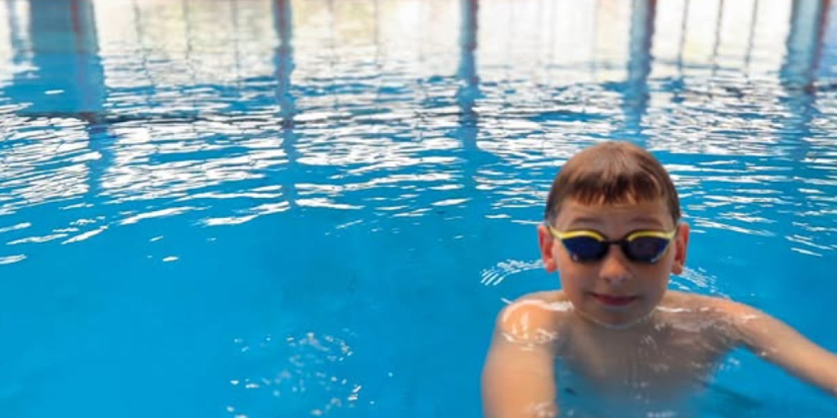 Dečak (12) iz Niša koji je bez pulsa izvučen sa dna bazena na "Čairu" izašao iz  bolnice!