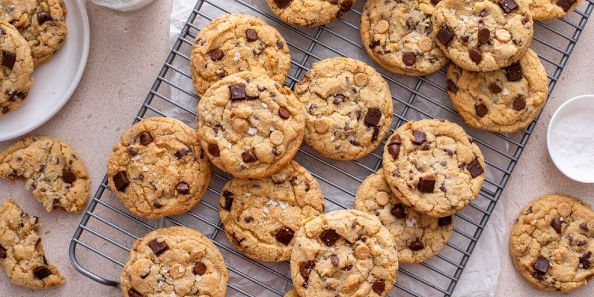 Recept za domaći "cookies": Omiljeni svetski keks u varijanti koja osvaja na prvi zalogaj - hrskav i pun čokolade