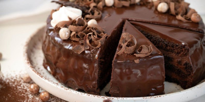 Saher torta može da se napravi i u posnoj varijanti koja je sočna i preukusna.