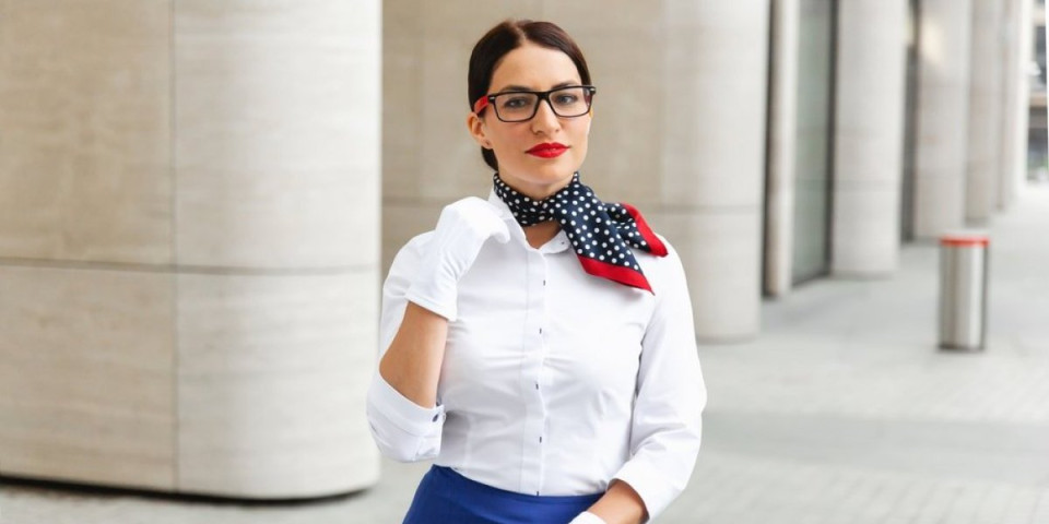 Stjuardese ne smeju u avion bez crvenog karmina? Nije zbog lepote, već zbog jednog pravila