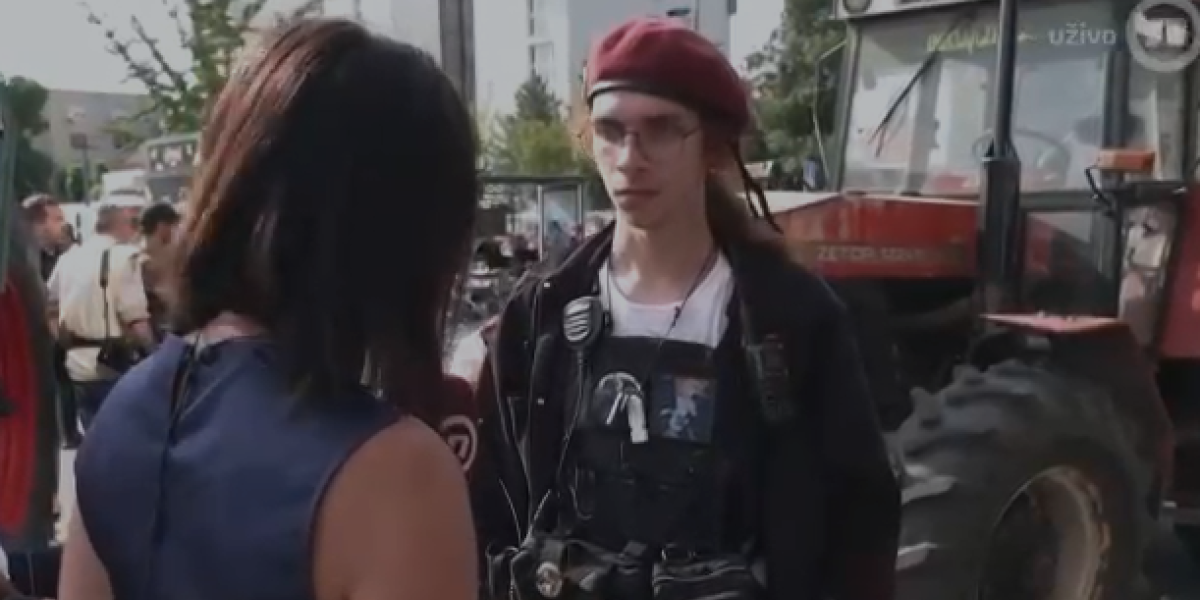 Blokader zabagovao, ne može da sklopi rečenicu: Nasrnuli na Skupštinu grada u Novom Sadu, napadali policiju (VIDEO)