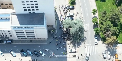 Ispred Prvog osnovnog javnog tužilaštva u Katanićevoj ulici u Beogradu skupila se grupica blokadera.