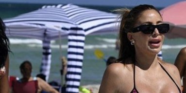 Sevnule bujne grudi i zadnjica - Rijaliti zvezda izdominirala u minijaturnom bikiniju, od njenih oblina zastaje dah (FOTO)