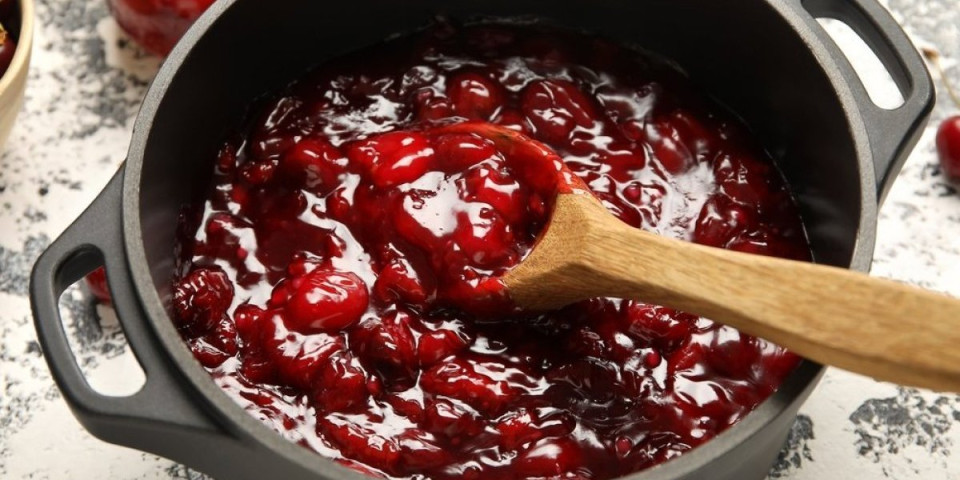 Bakin džem od višanja: Domaći recept za slatko zadovoljstvo u teglici koje vraća u detinjstvo