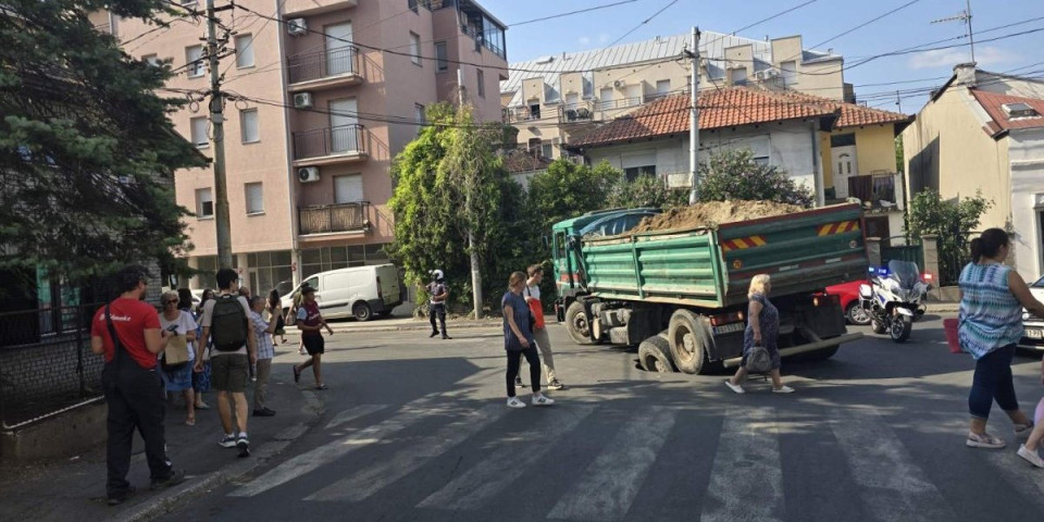 Asfalt "progutao" kamion: Jeziv prizor na uglu Gospodara Vučića i Kruševačke ulice (FOTO/VIDEO)