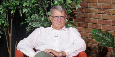 Profesor na Filozofskom fakultetu u Beogradu Vladimir Vuletić ocenio je danas da takozvana studentska lista nije studentska već plenumska, jer ni građani, ali ni studenti ne znaju ko su kandidati na toj listi.