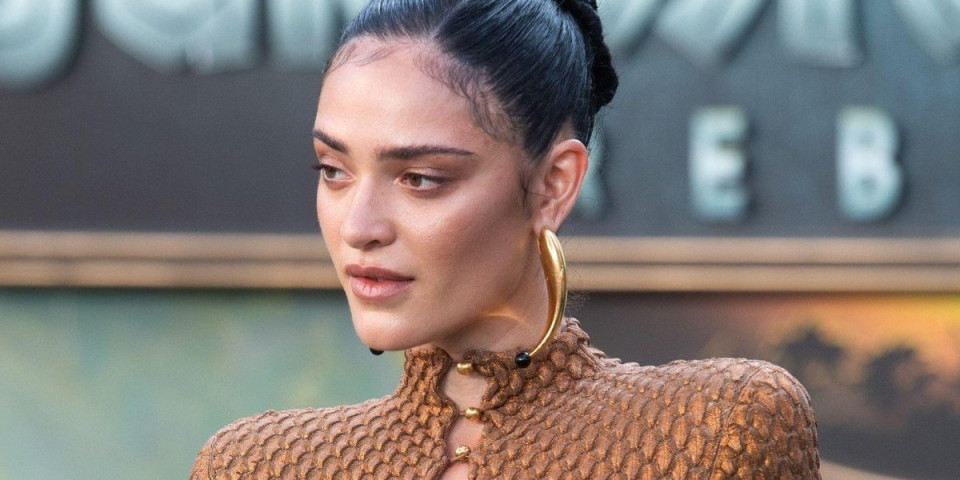 Popularna manekenka bez grudnjaka u providnoj, uskoj haljini u kojoj se sve ocrtava (FOTO)