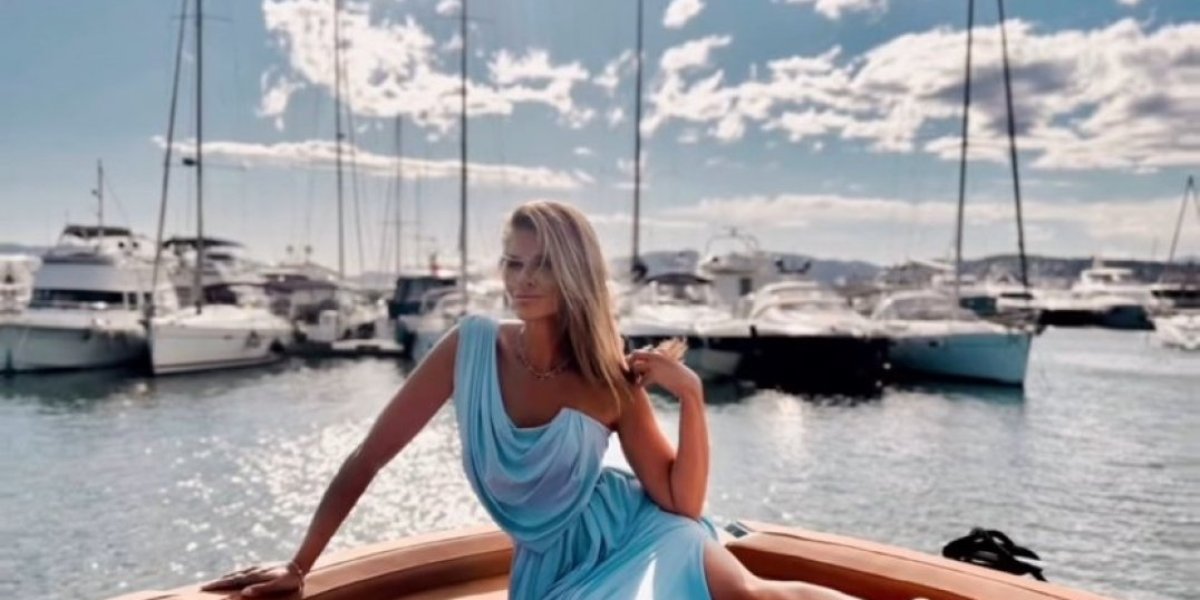 Melina Džinović pozira na jahti
