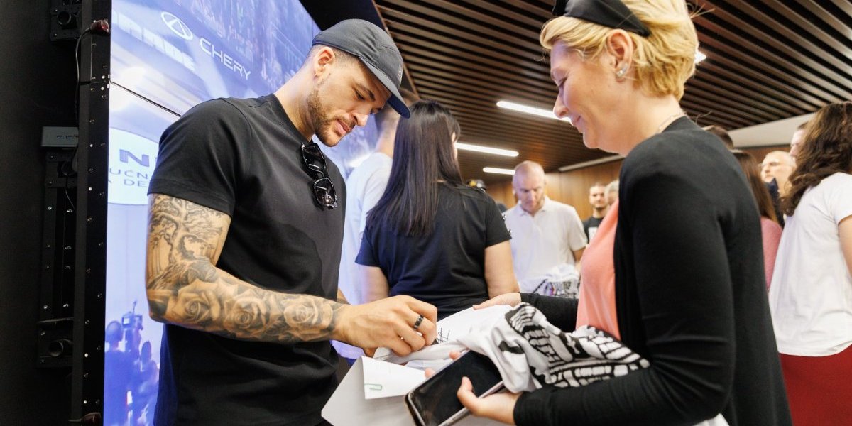 Košarkaši posetili zaposlene u NIS-u