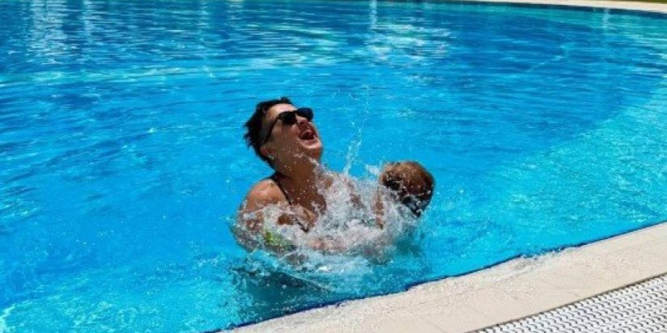 Palme i bazen tik pored mora: Marija Šerifović podelila kadrove sa luksuznog odmora (FOTO)