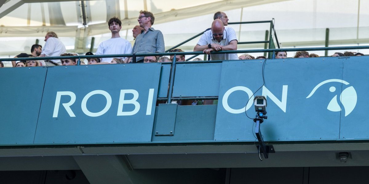 Skandal u Haleu: Reklama pala sa tribina i povredila ženu (FOTO)