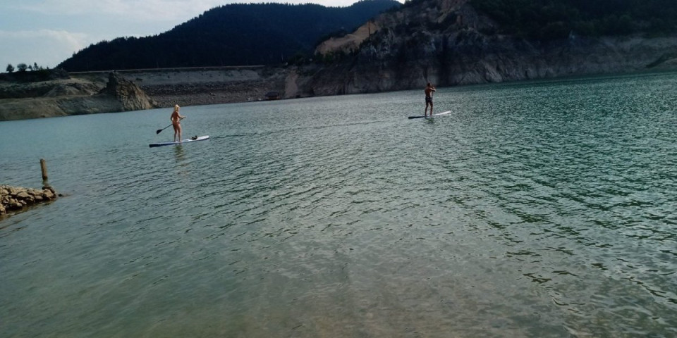 Otkud ovde jezero? Koga put nanese ovim krajem, misliće da se izgubio