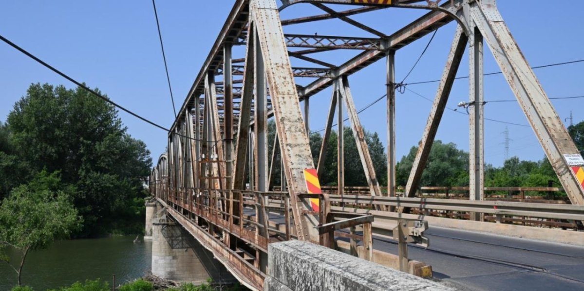 Vojska postavlja pontonski most preko Velike Morave