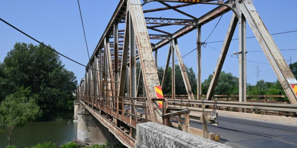 Vojska postavlja pontonski most preko Velike Morave