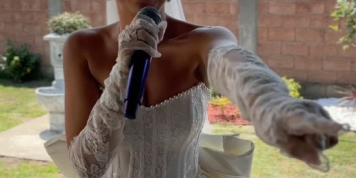 Mlada uhvatila mikrofon u ruke