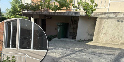 Automobil marke "citroen" uništen je u eskploziji koja je odjeknula na Zvezdari, kada je, kako se sumnja bačena ručna bomba. Reporter Informera sa mesta događaja kaže da se na više mesta vide oštećenja od eksplozije. Počinioca bi mogao otkriti snimak sa nadzornih kamera.