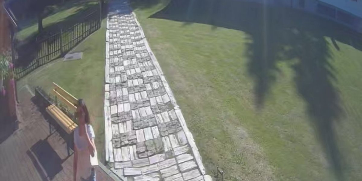 Kamera je uhvatila na delu: Ušla u crkvu i pokupila novac sa ikona (VIDEO)