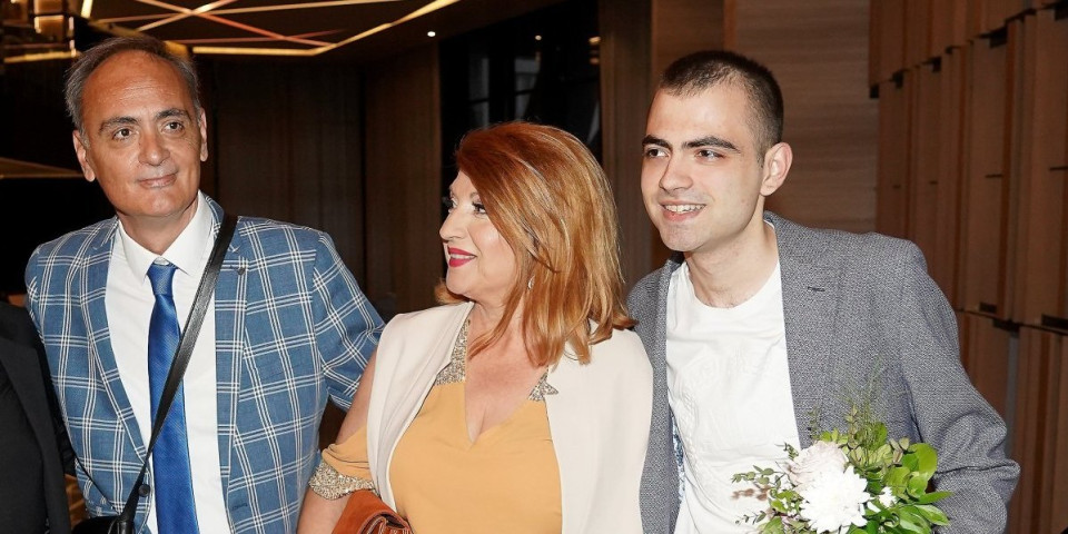 Sin Biljane Jevtić i Ace Ilića ide u pevače - Diplomu teškog fakulteta menja mikrofonom, estradni par sve otkrio