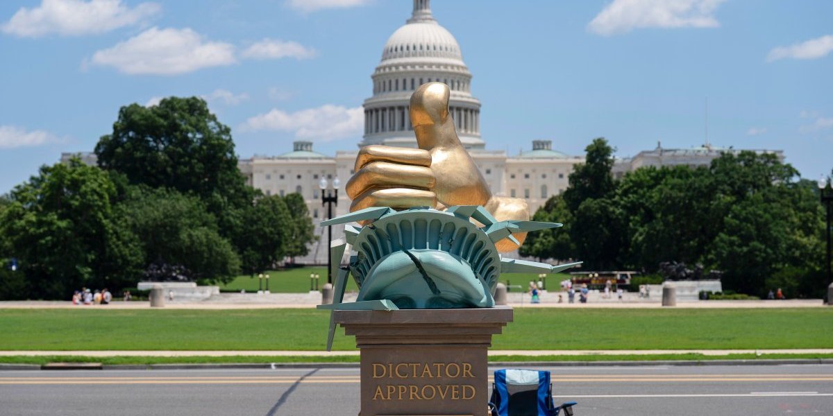 Skandal usred Vašingtona: Šokantna statua osvanula ispred Kapitola, šta će Tramp reći na ovo? (FOTO)