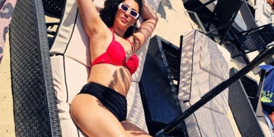 Ljudi se šokiraju kada čuju koliko godina ima: Pevačica pozirala polugola (FOTO)