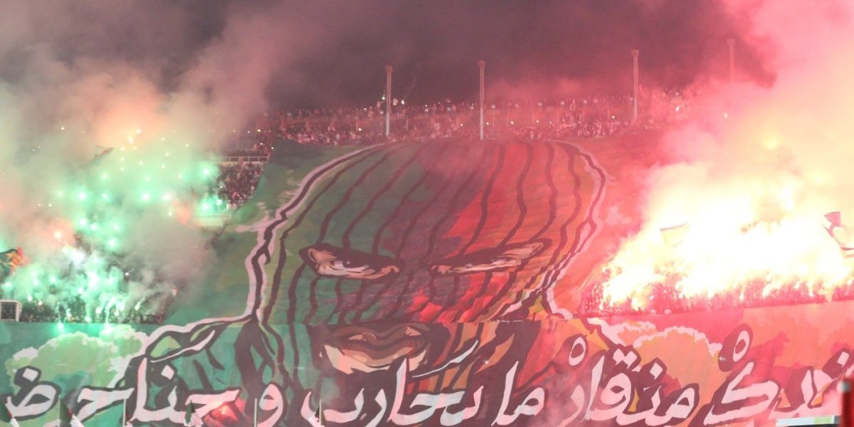 Uznemirujući snimak - Horor na stadionu, srušila se ograda tribine, navijači popadali (VIDEO)