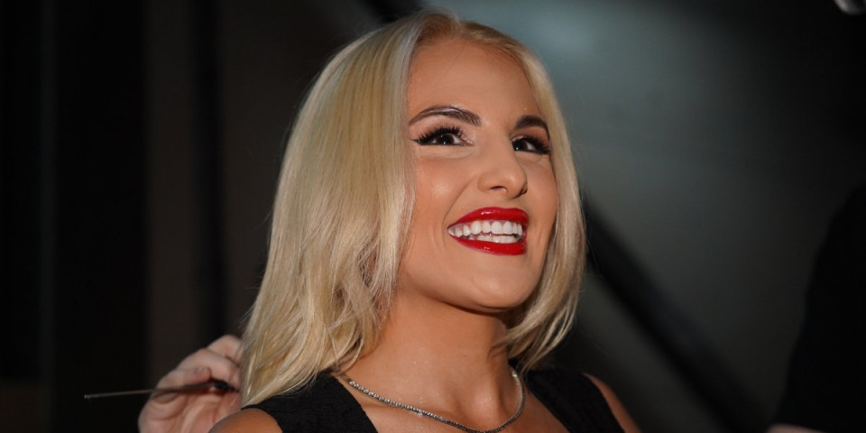 Zamešala kukovima u bikiniju - Pevačica vrelim plesom muškarcima pomutila razum (VIDEO)