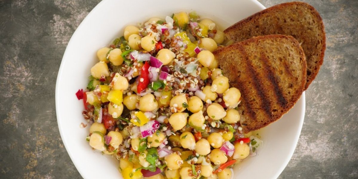 Osvežavajuća posna salata sa leblebijama - Lagan i zdrav obrok (FOTO)