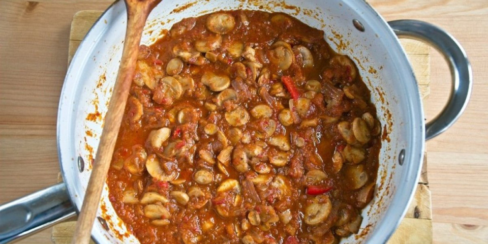 Posni gulaš za 300 dinara: Jeftin ručak za celu porodicu od samo 3 sastojka