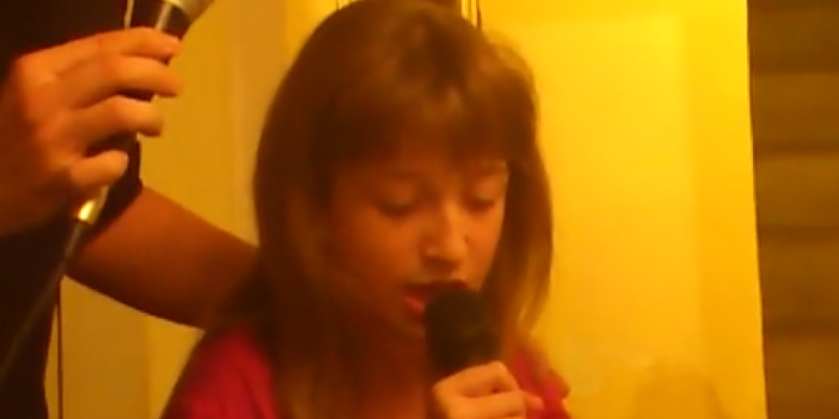 Muškarci uzdišu za njom i lome čaše u kafani - Da li prepoznajete pevačicu sa fotografije?