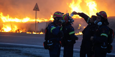 Danas je na Karaburmi  u ulici Vuka Vrčevića izbio veliki požar.