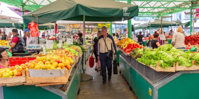 Na društvenim mrežama pojavio se snimak sa pijace na kojem se dvojica muškaraca tuku zbog ajvara, a zbog incidenta morala je da reaguje i policija.