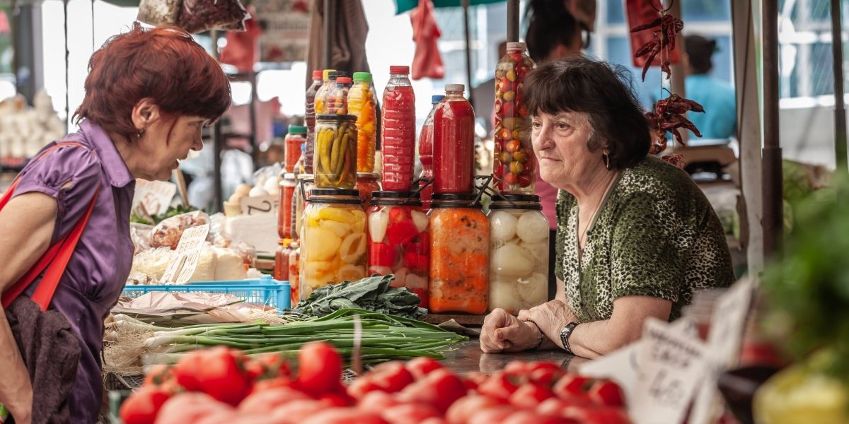Detaljan cenovnik na pijacama širom Srbije: Evo gde je najjeftinije, a gde najskuplje voće i povrće (TABELA)