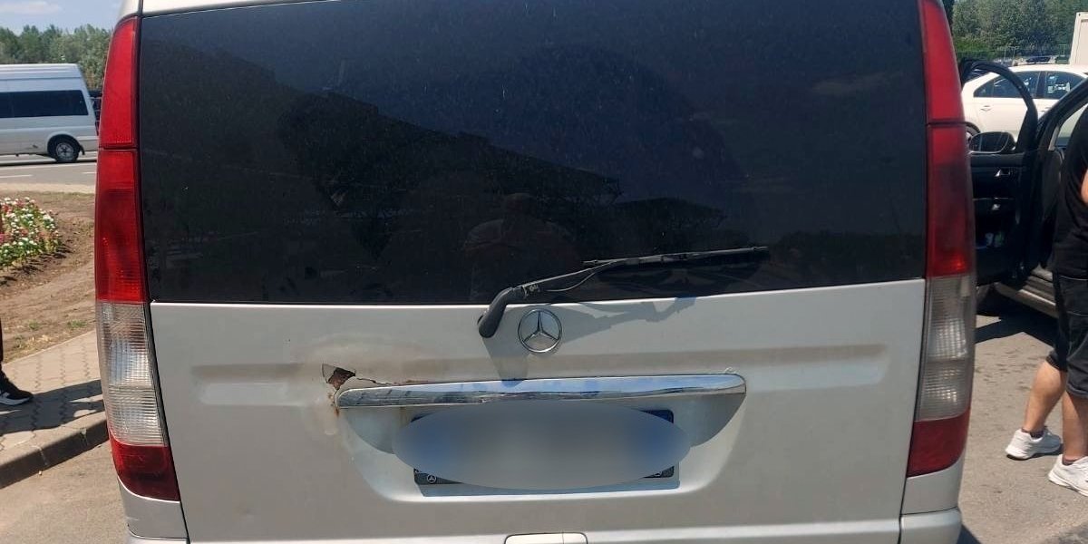 Kombi u kome su pronađene neprijavljene ptice