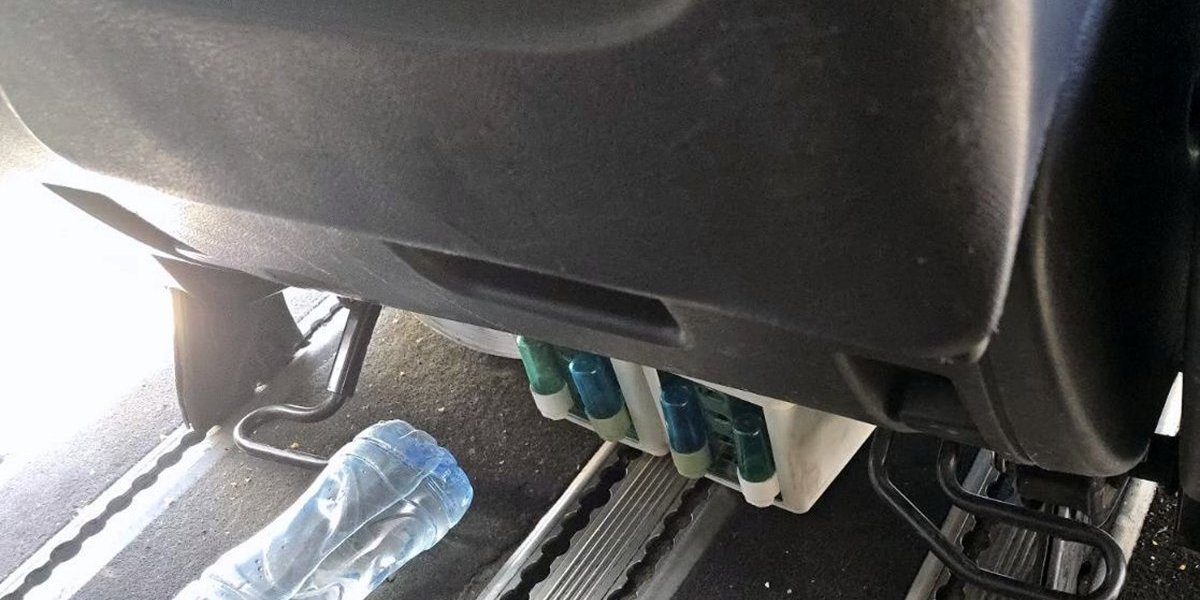 Kavez skriven ispod sedišta