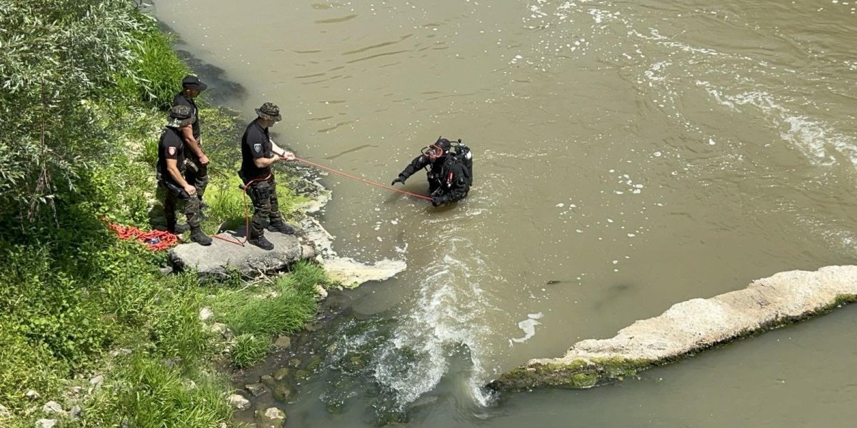Vozilo se survalo u reku Rzav: Ronioci u akciji