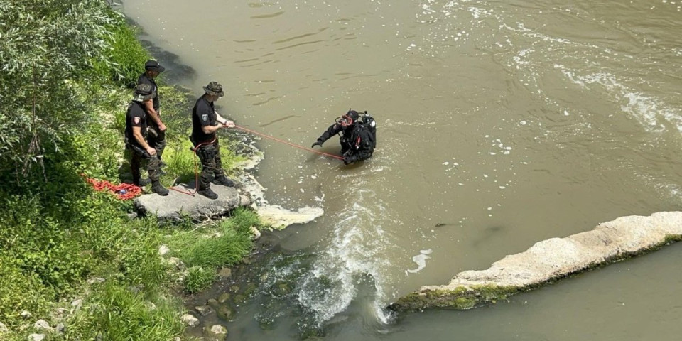 Vozilo se survalo u reku Rzav: Ronioci u akciji