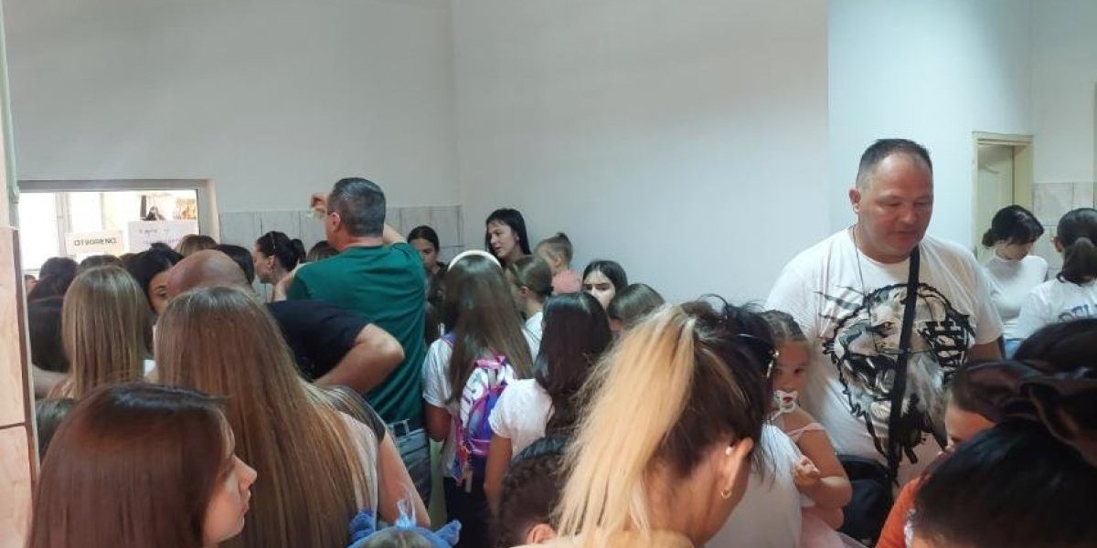 Ovakve gužve pred bioskopom nije bilo ni zbog najvećih filmskih hitova! Prodavale se karte i za stajanje