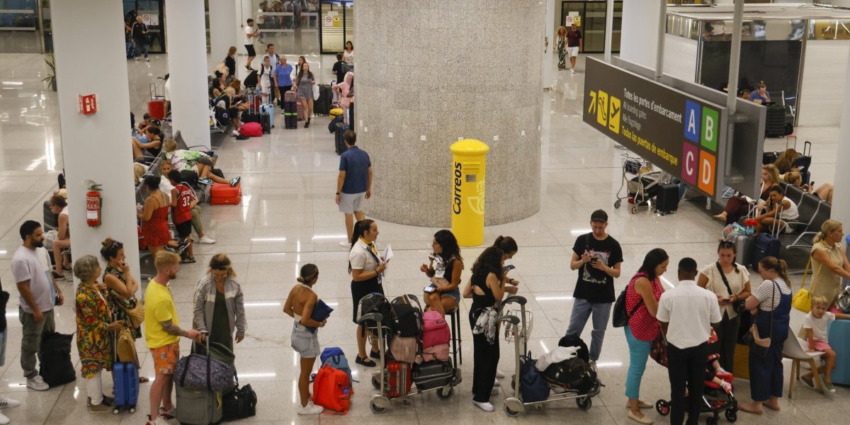 Drama na aerodromu, pao krov: Krhotine i staklo sručili se direktno u deo za preuzimanje prtljaga, putnici u šoku (FOTO)