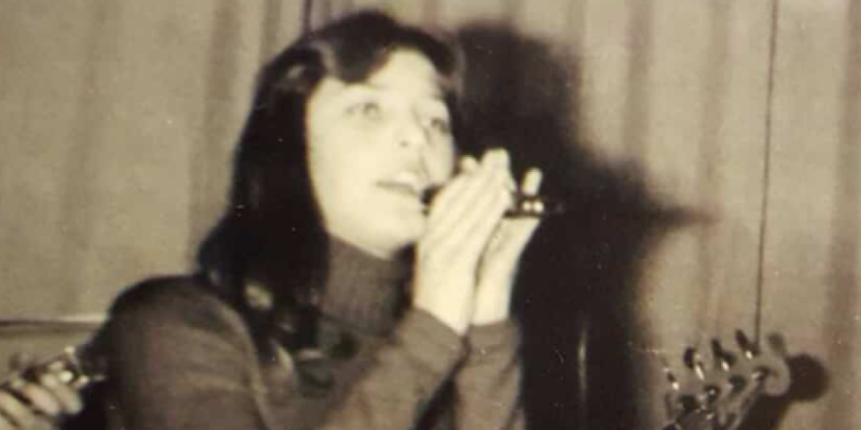 Tragedije su obeležile njen život, borila se sa depresijom, reči monaha su je spasile: Ko je pevačica sa slike?