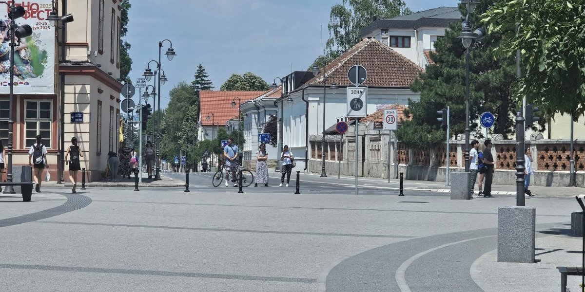Blokaderski teror ne staje: Nekoliko njih maltretira čitav Čačak po vrućini (FOTO, VIDEO)