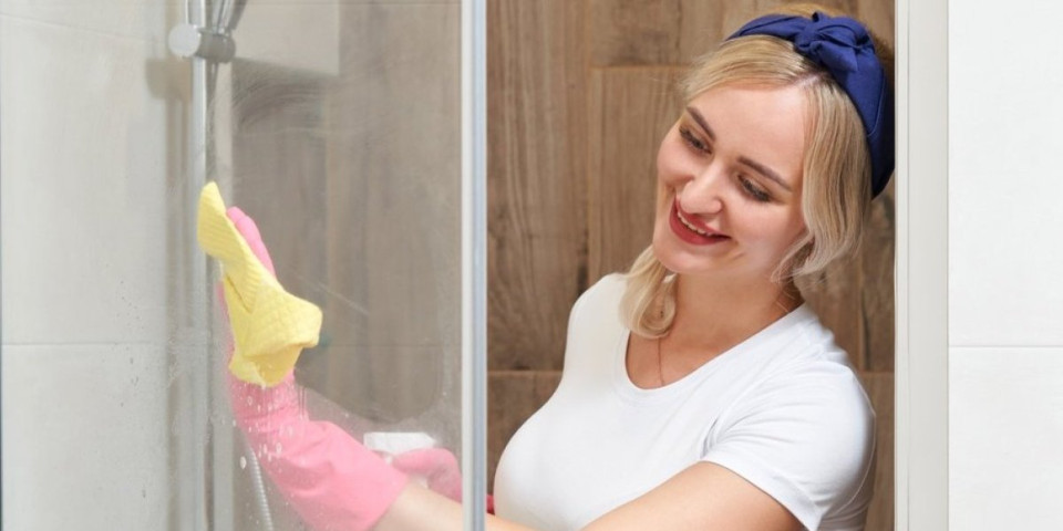 Staklo tuš kabine će zasijati neverovatnim sjajem: Poprskajte ga ovim rastvorom i očistite mrlje od kamenca za tren oka