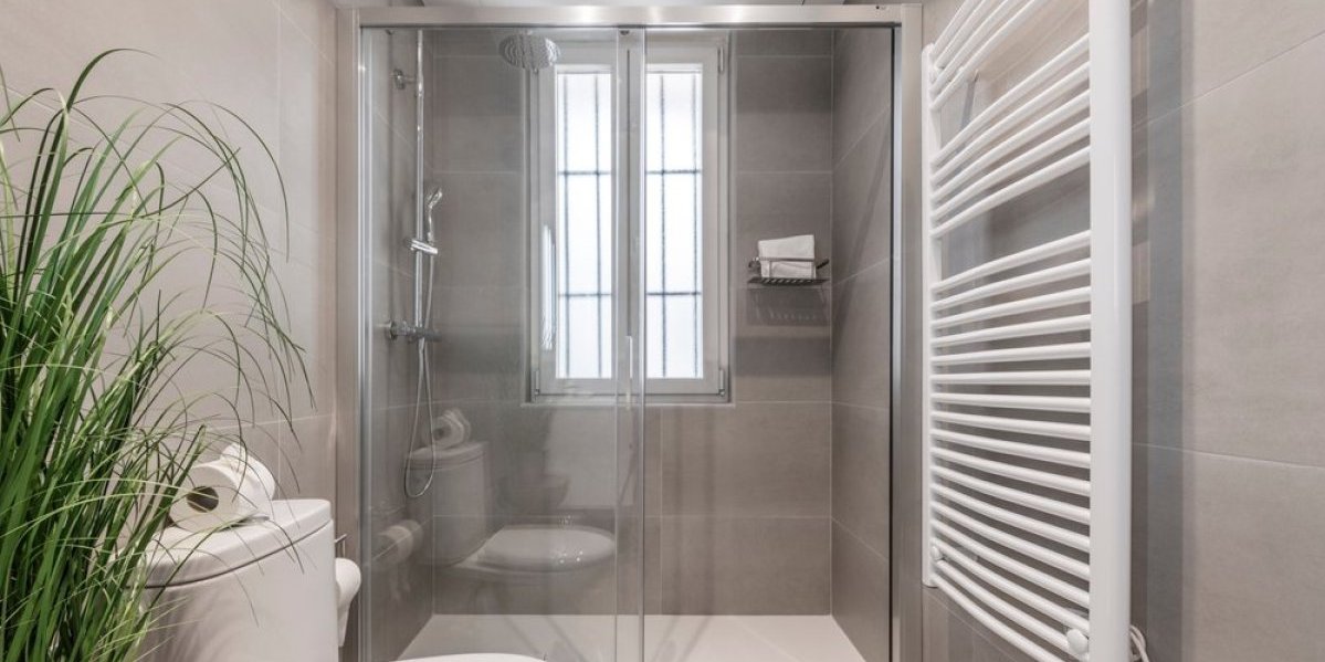 Kako da staklo na tuš kabini zablista? Zaboravite na skupa sredstva, ovo su trikovi iskusnih domaćica