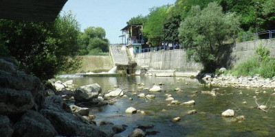 Tropske vreline i sušan period u Srbiji se nastavljaju, a vodostaji reka su u stalnom opadanju. Iako plovidba za sada nije obustavljena, nadzor nad nivoima vode je pojačan.